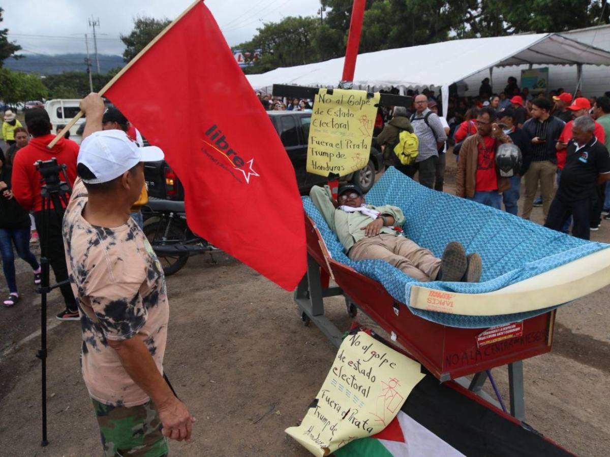 Colectivos de Libre mantienen presencia frente a Infop pese a desalojo de la Policía Nacional
