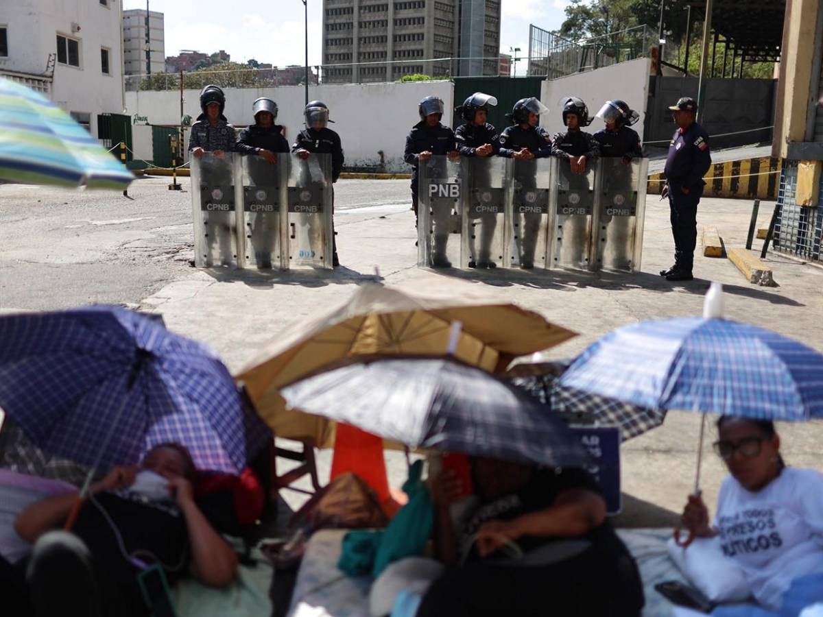 Encadenados y en huelga de hambre: el clamor de familiares por presos políticos en Caracas