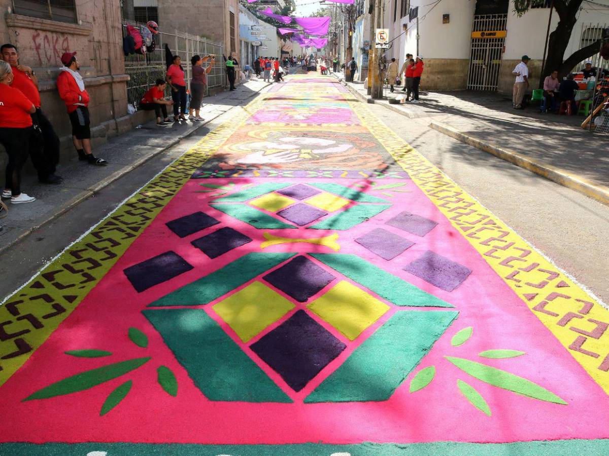 Coloridas alfombras embellecieron el centro histórico el Viernes Santo