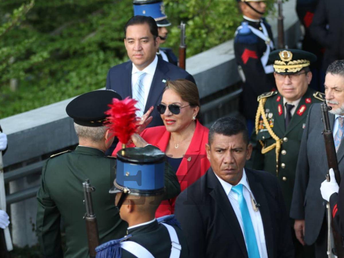 Las imágenes que dejó la ceremonia de izado de la Bandera Nacional en el Juana Laínez