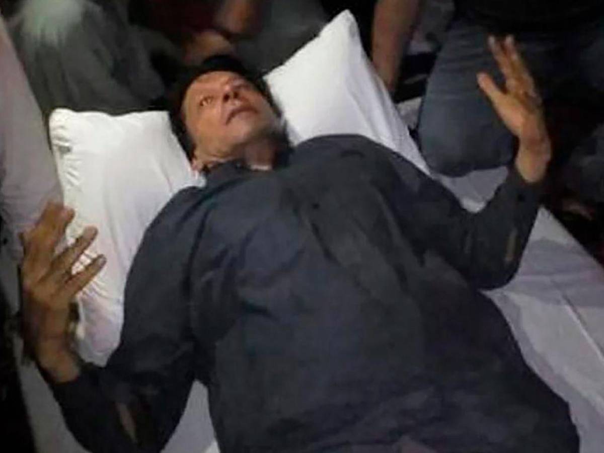 Imran Khan, ex primer ministro paquistaní, se encuentra bien tras “intento de asesinato”