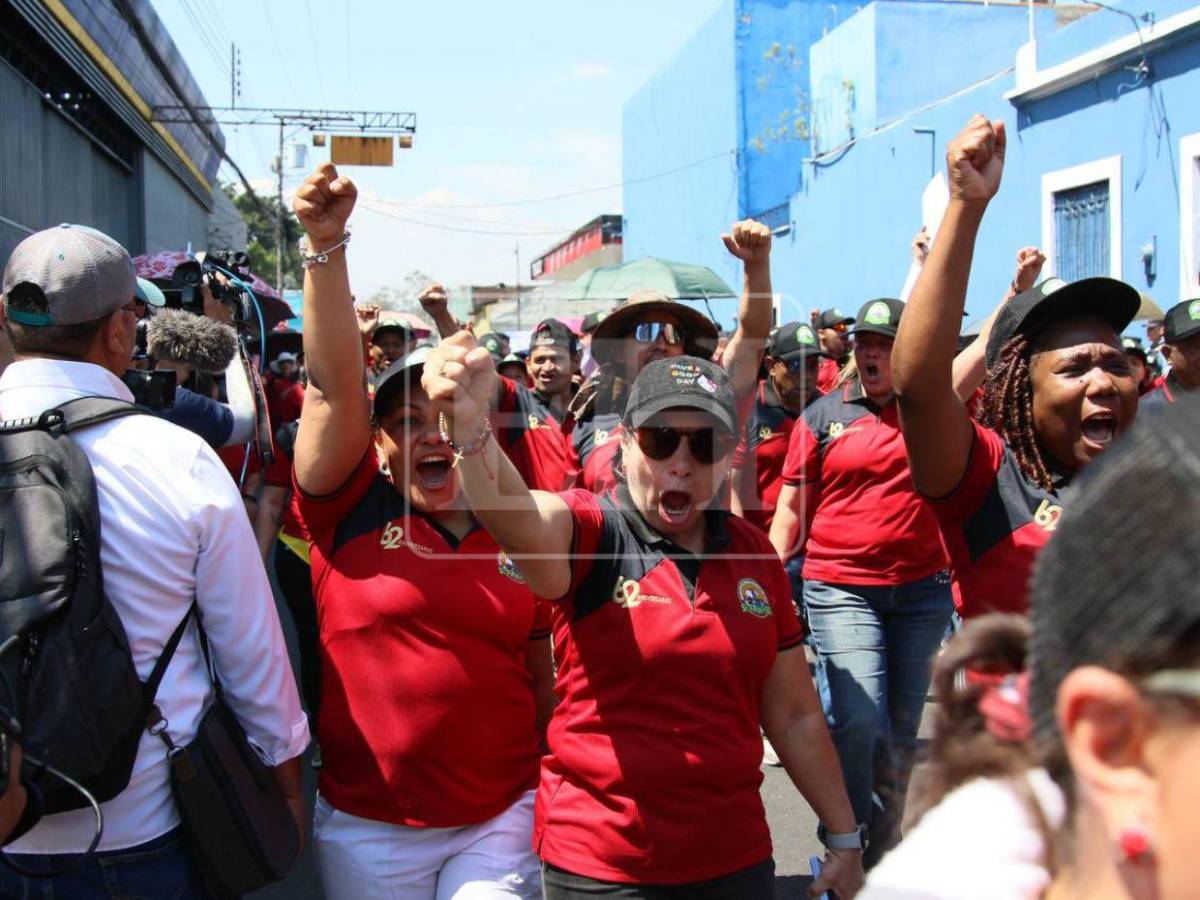 Pólvora, disfraces y pancartas marcan la marcha del 1 de mayo en la capital