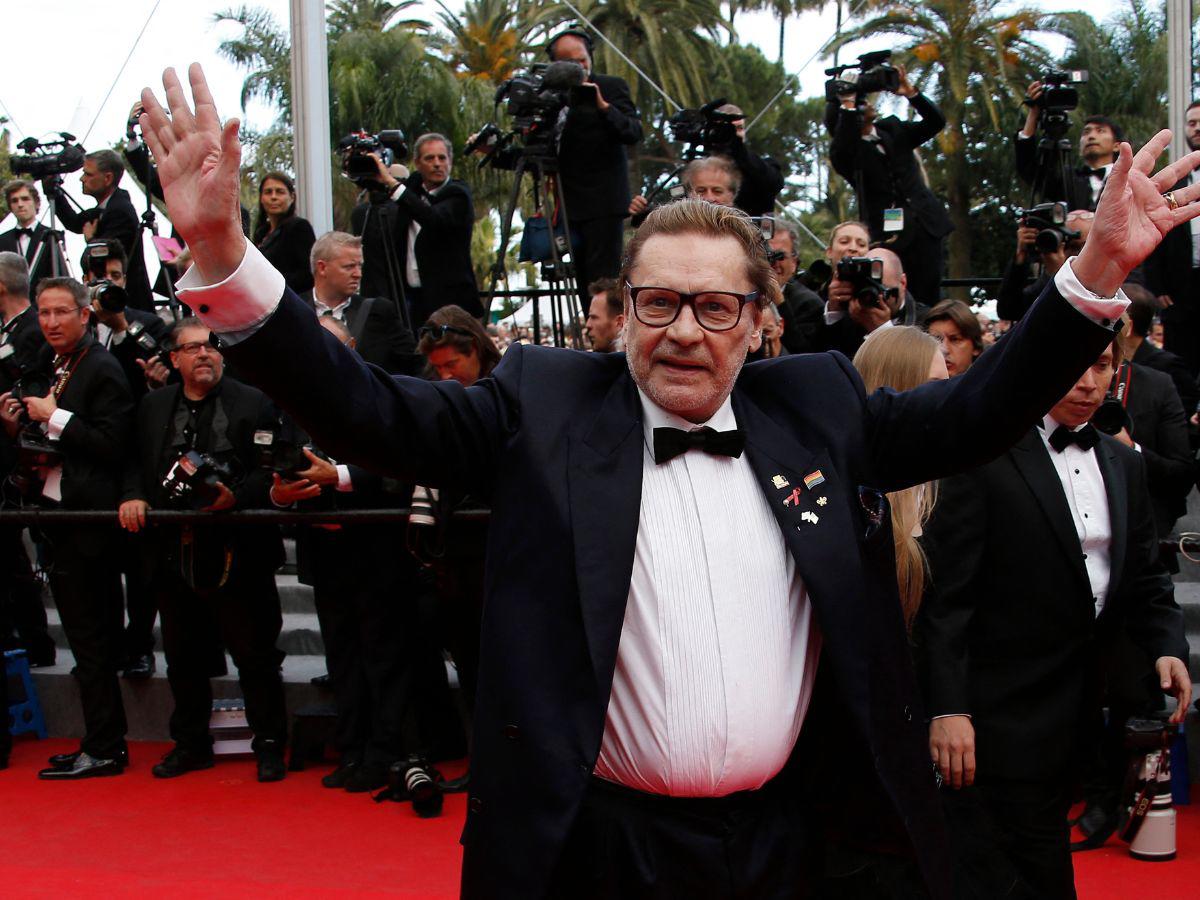 En esta foto de archivo tomada el 17 de mayo de 2014, el actor austriaco Helmut Berger posa cuando llega a la proyección de la película “Saint-Laurent” en la 67ª edición del Festival de Cine de Cannes en Cannes, sur de Francia, el 17 de mayo de 2014.
