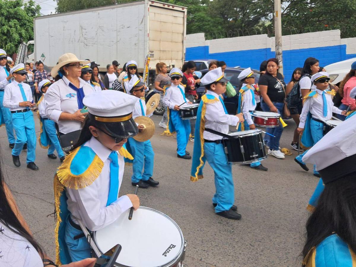 Centros educativos celebraron independencia con música y baile en los desfiles por toda Honduras