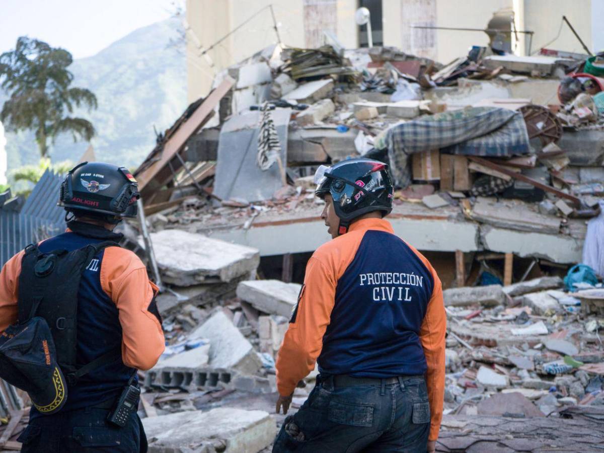 Bajo escombros buscan en Caracas a más víctimas tras los terremotos en Venezuela