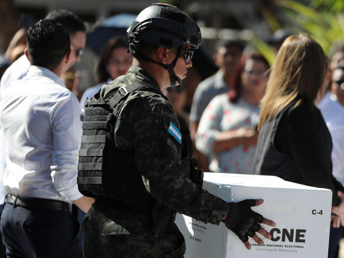 Denuncias de fraude, amenazas e injerencia militar:  Así avanza proceso electoral en Honduras