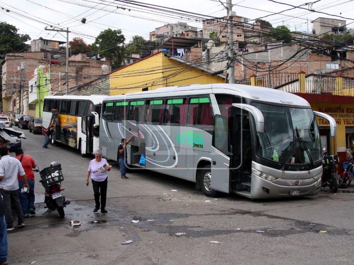 Con maleta en mano, viajeros comienzan a abandonar la capital para celebrar la Navidad