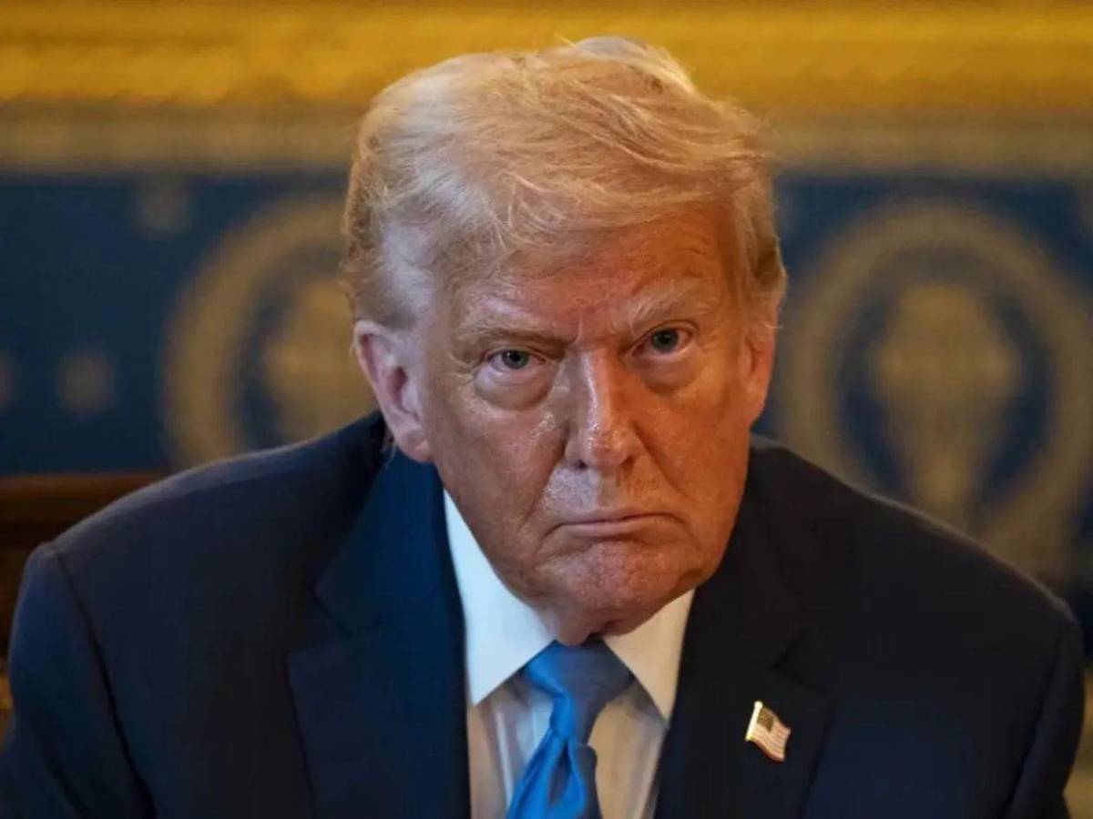 Rodeado de mujeres y preservativos: las fotografías de Trump y el caso Epstein