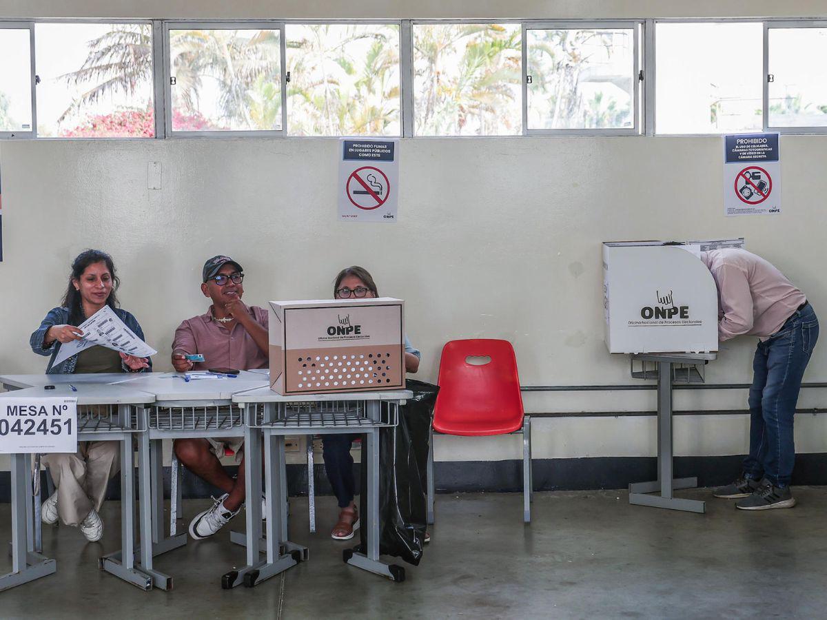 Así se desarrollan las elecciones en Perú: retrasos en mesas y largas esperas en centros de votación
