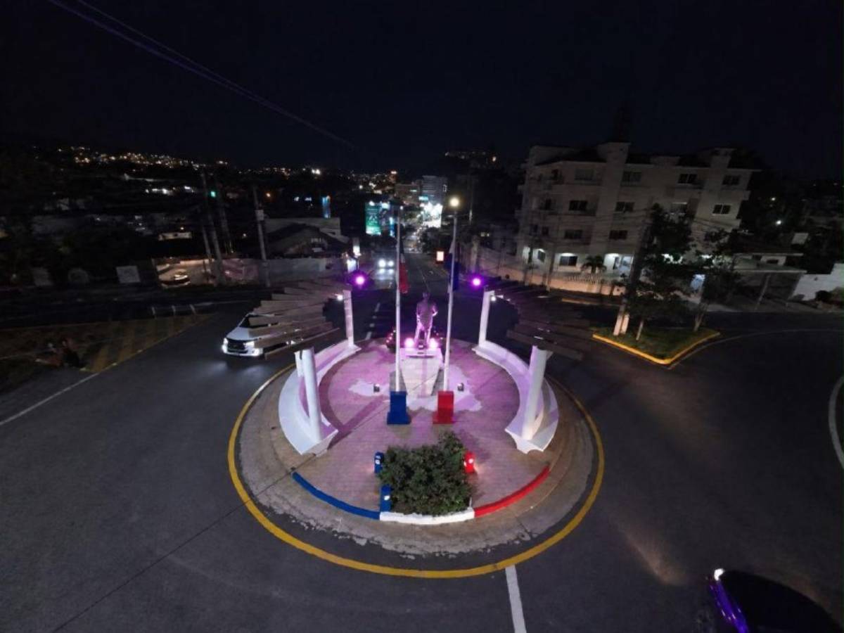 Cáncer de mama: siete plazas de la capital se iluminan de rosa en octubre