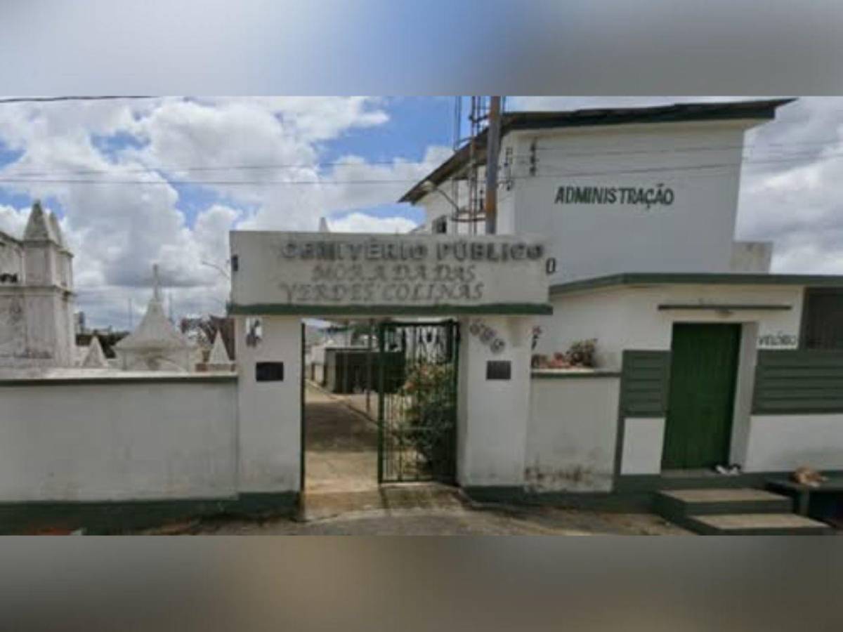 Sentado sobre su propia tumba encuentran cadáver en cementerio de Brasil