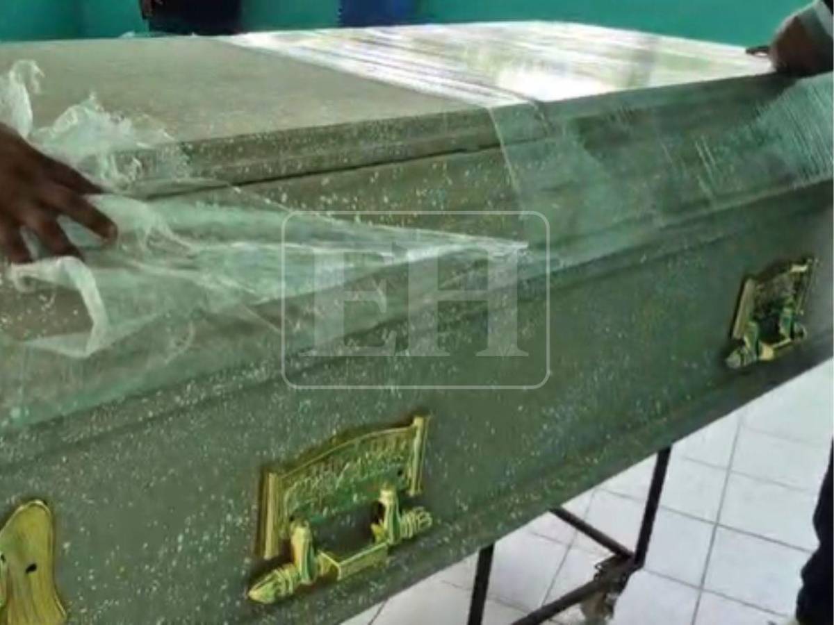 Con equipo de bomberos sacan el féretro de Nasser Hilsaca; murió pesando más de 630 libras