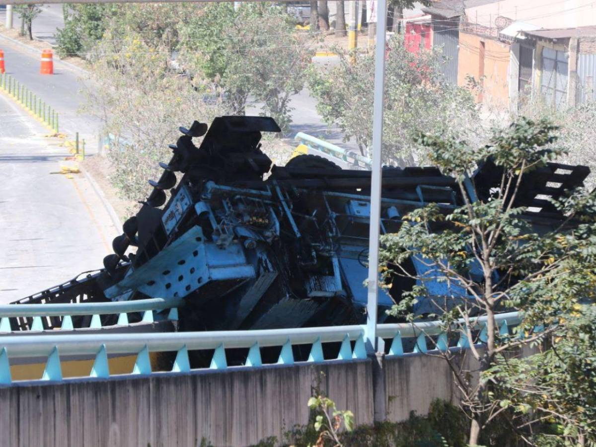 Así avanza la demolición de la rampa del puente Juan Manuel Gálvez tras colapsar