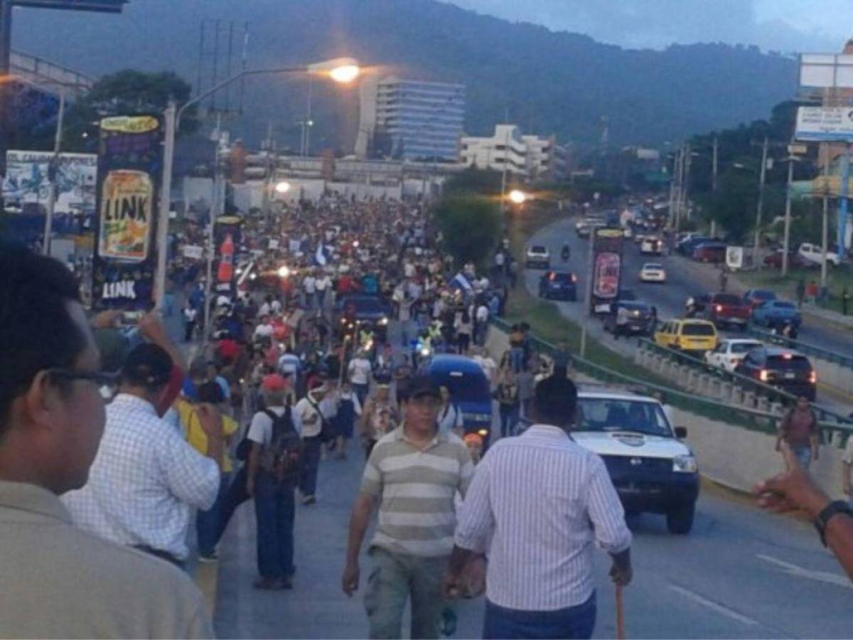 Esta imagen fue tomada en el 2015, en una de las múltiples marchas que se realizaban cada viernes por parte del grupo denominado “Los indignados” o “Las Antorchas”, quienes pedían la instalación de una Cicih en Honduras.