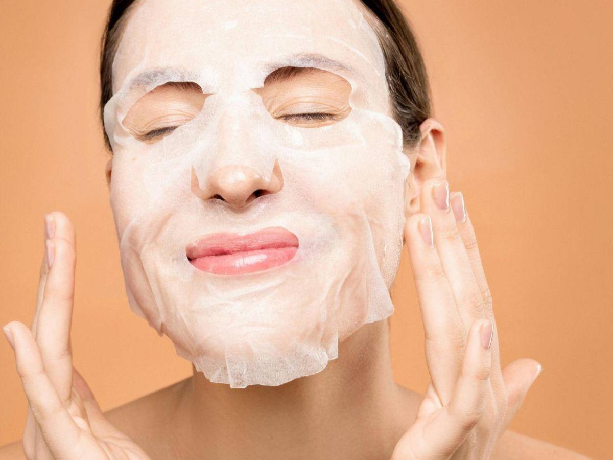 Manchas, ojeras y piel apagada: la molécula que dermatólogos no quieren que ignores