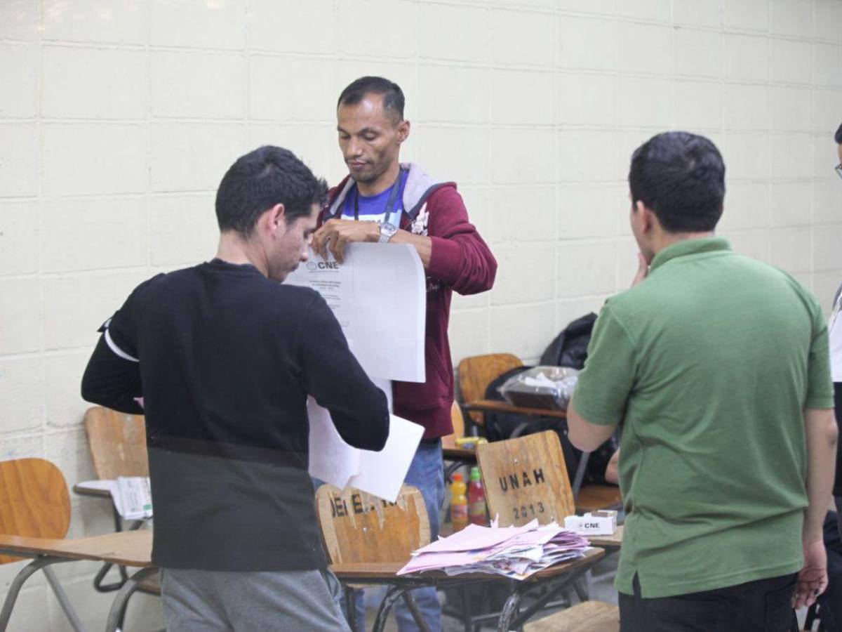 Tensión y reclamos en la UNAH mientras Nasralla supervisa cierre de urnas