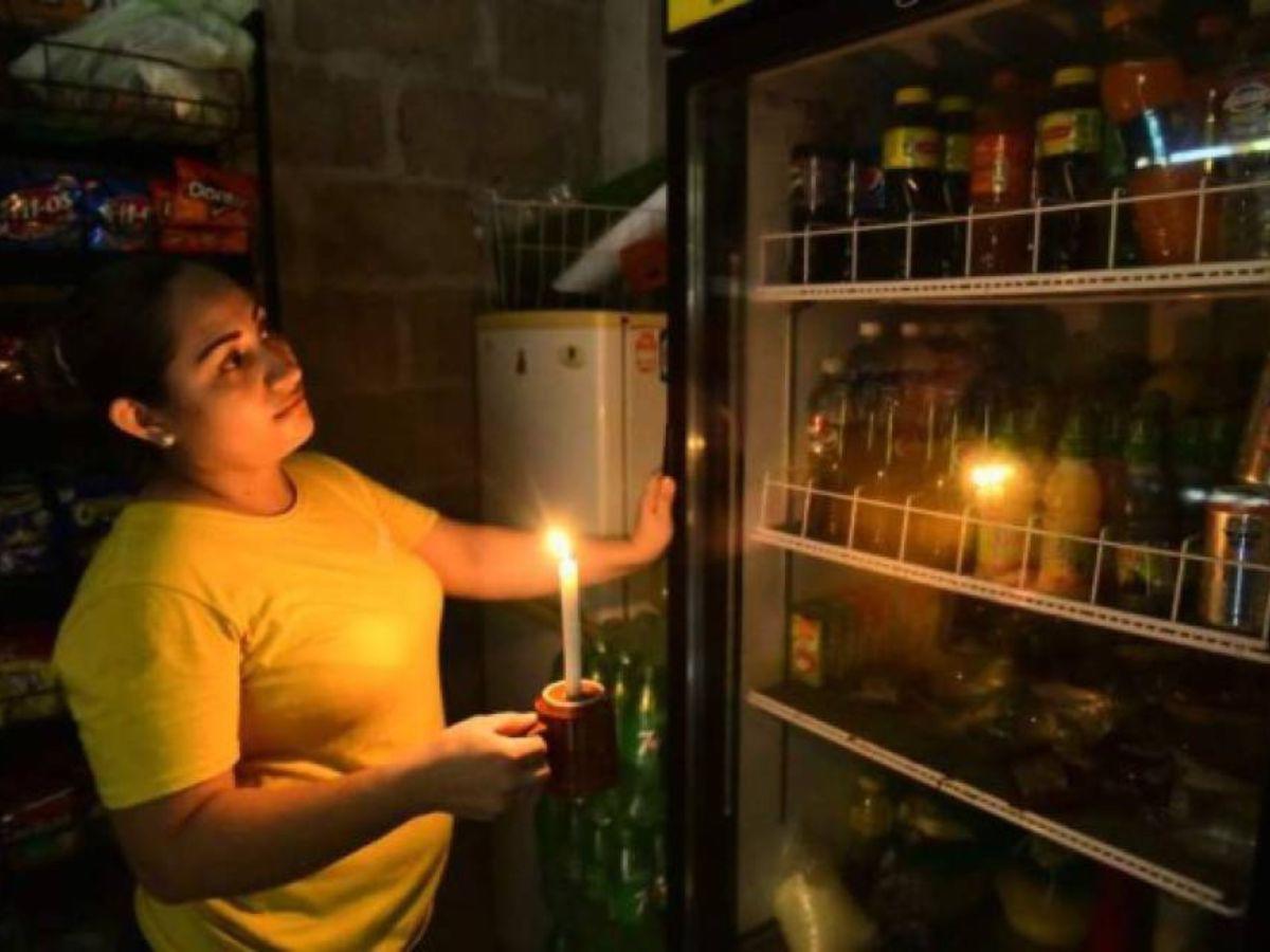 Intensas lluvias provocan fallas en el fluido eléctrico de la capital