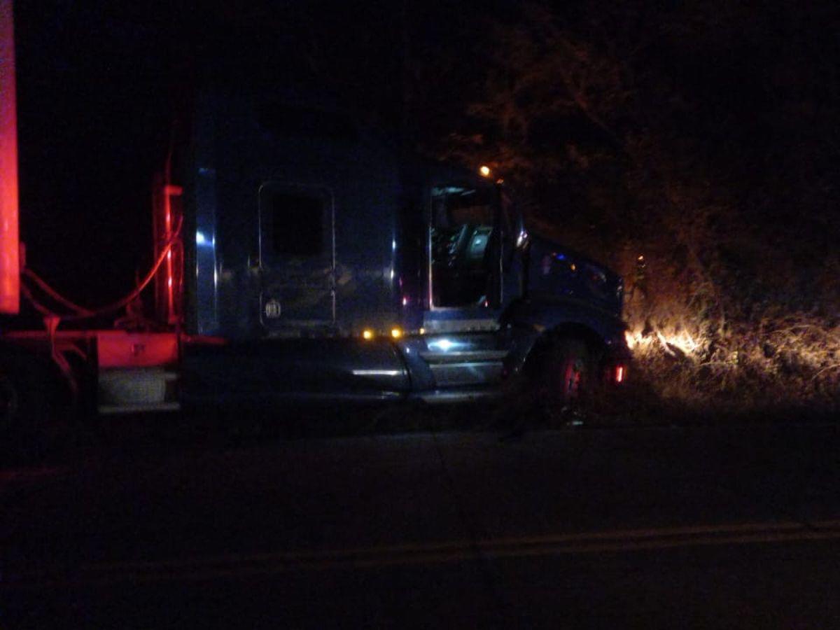 El vehículo quedó con las luces encendidas, pues iba en marcha cuando ocurrió el crimen.