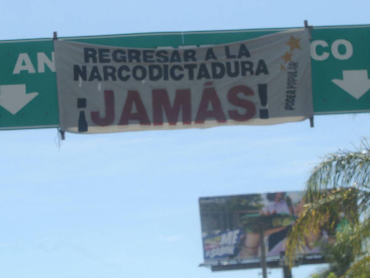 Entre ataques a las iglesias y apoyo al gobierno: las pancartas colocadas en la capital previo a la caminata