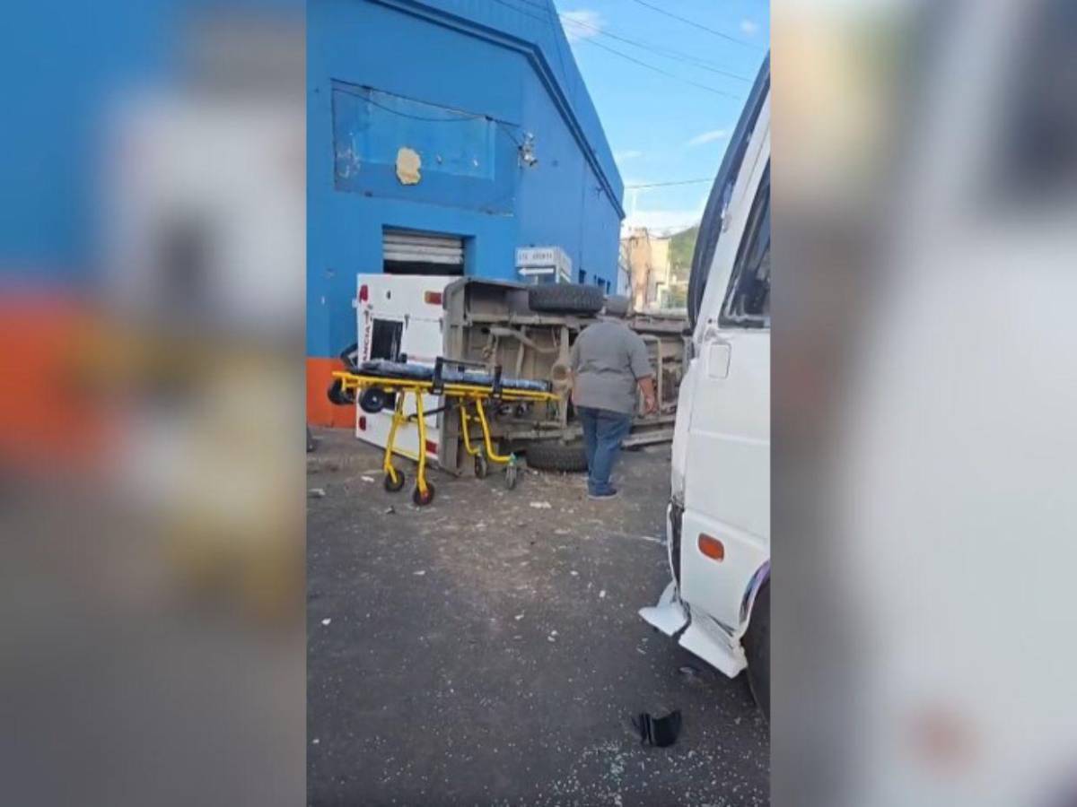 Sobre la acera quedó ambulancia tras impacto con rapidito en Comayagüela