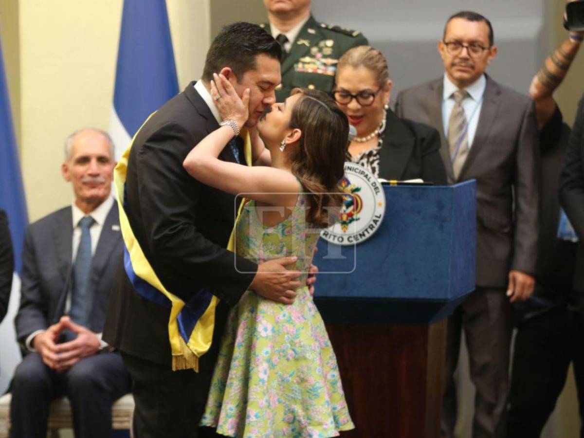 De la mano de su esposa, así recibió la banda municipal Juan Diego Zelaya