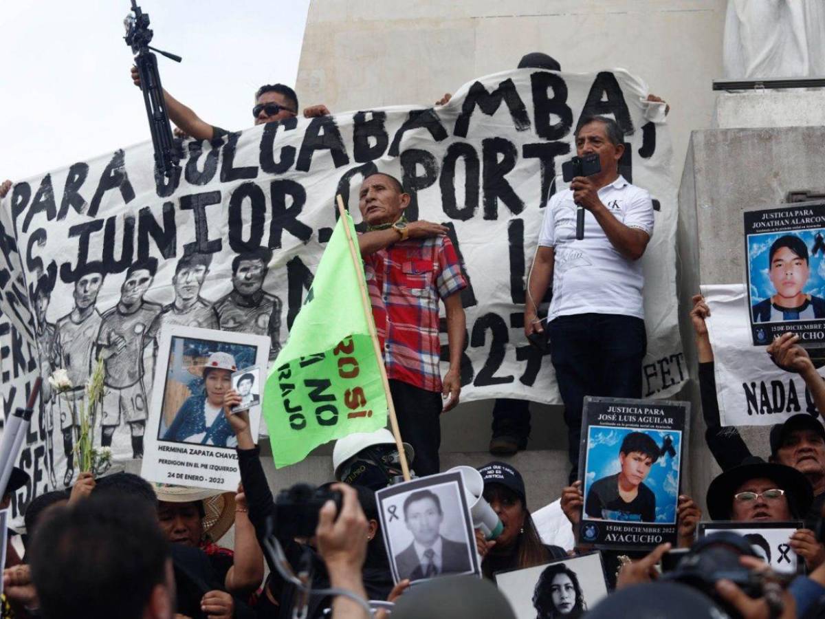 Cientos de personas protestan en Lima contra la investidura de Keiko Fujimori