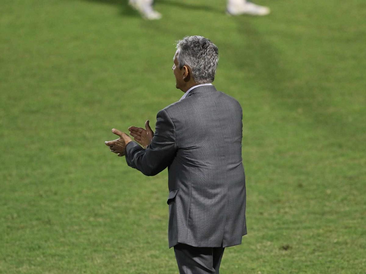 Rueda aplaude luego del pitazo final y el marcador 4-0 a favor de la H.