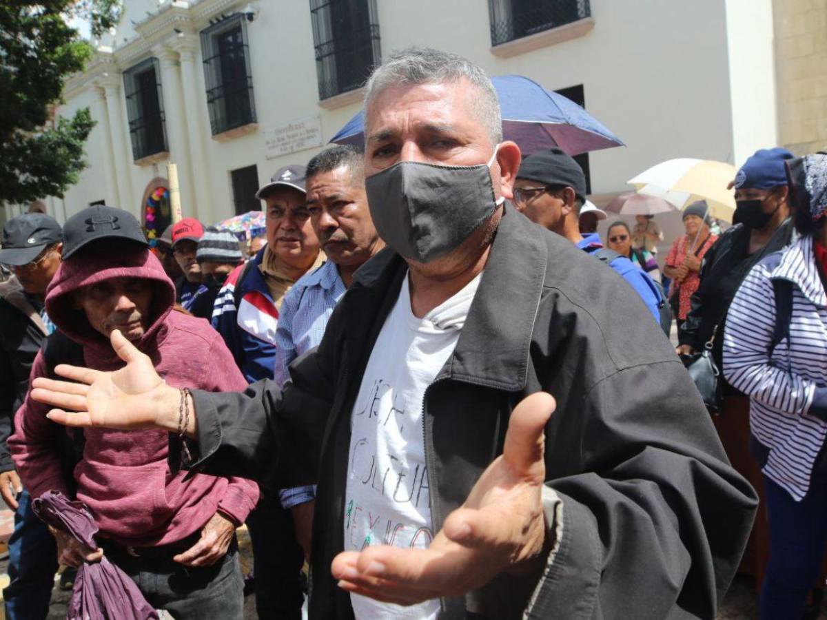 De aquí no nos vamos: afectados de Koriun protestan en los bajos del Congreso Nacional