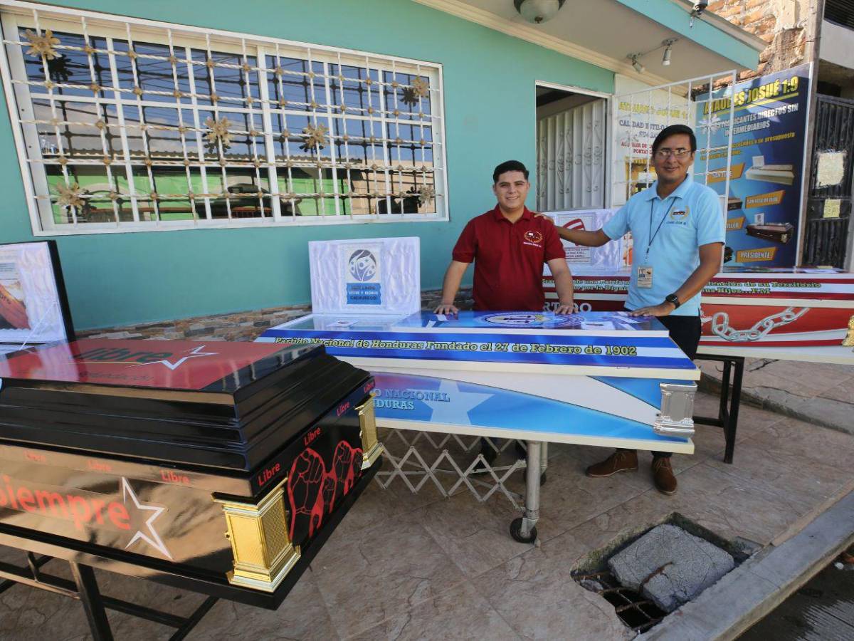 Ataúdes elaborados con diseños de emblemas de partidos políticos