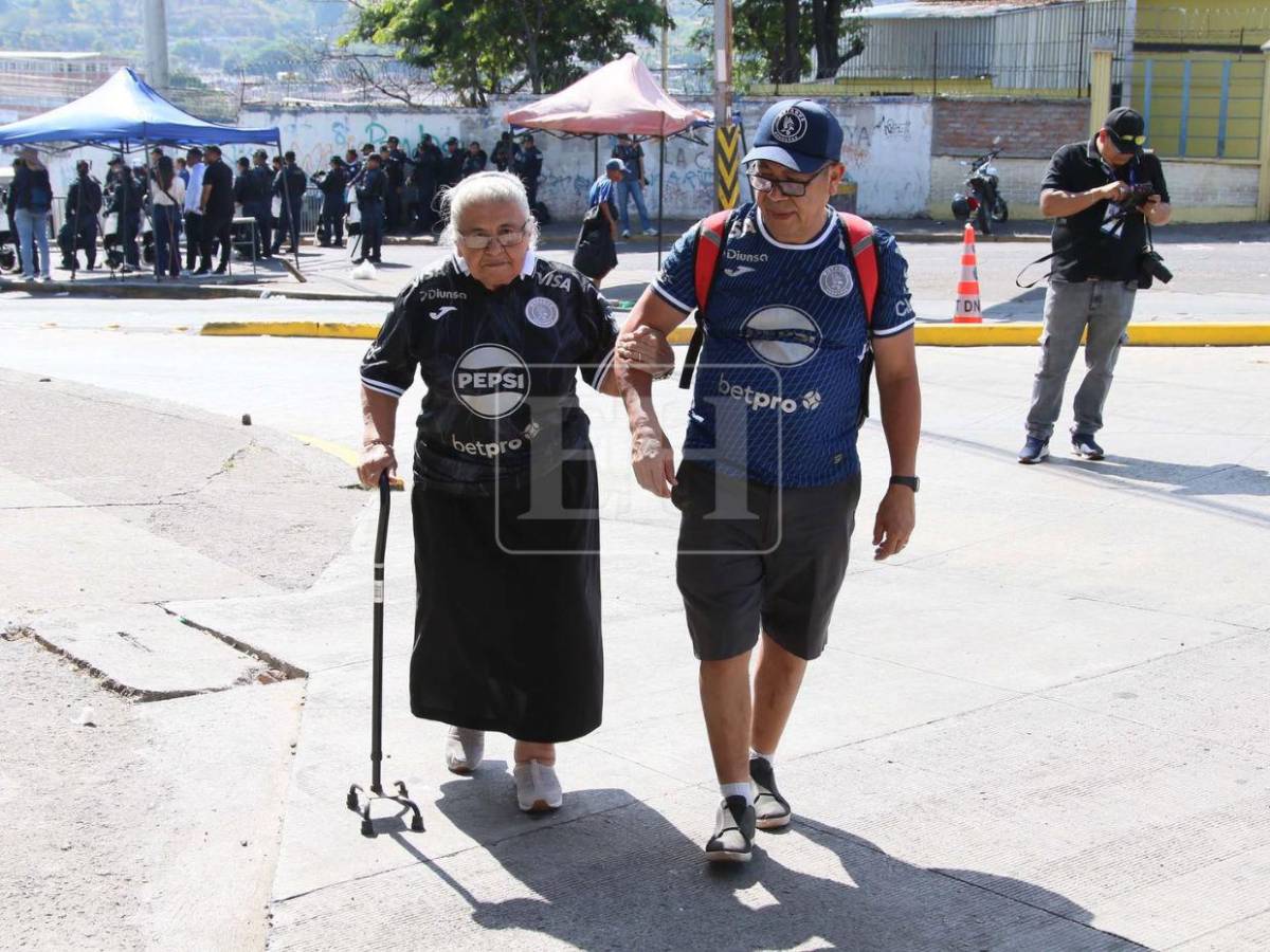Pancartas, máscaras y emotivas imágenes: las curiosidades de la final Motagua-Marathón