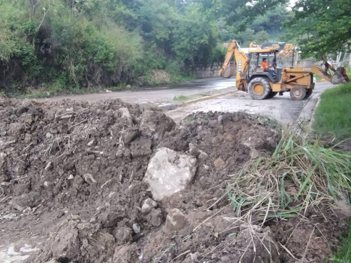 Derrumbe bloquea paso vehicular entre la Mayangle y el bulevar Fuerzas Armadas