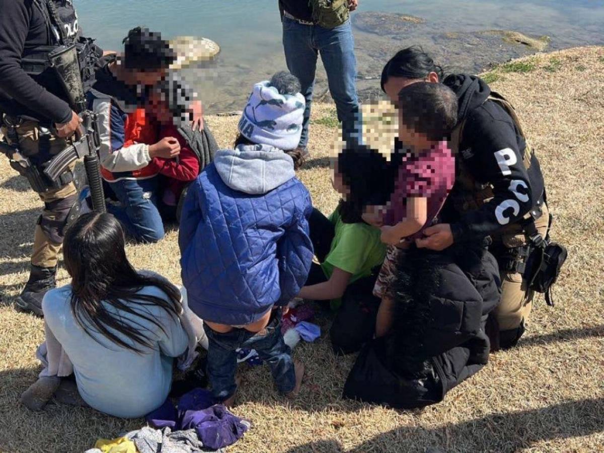 Rescatan a seis niños hondureños de las heladas aguas del río Bravo