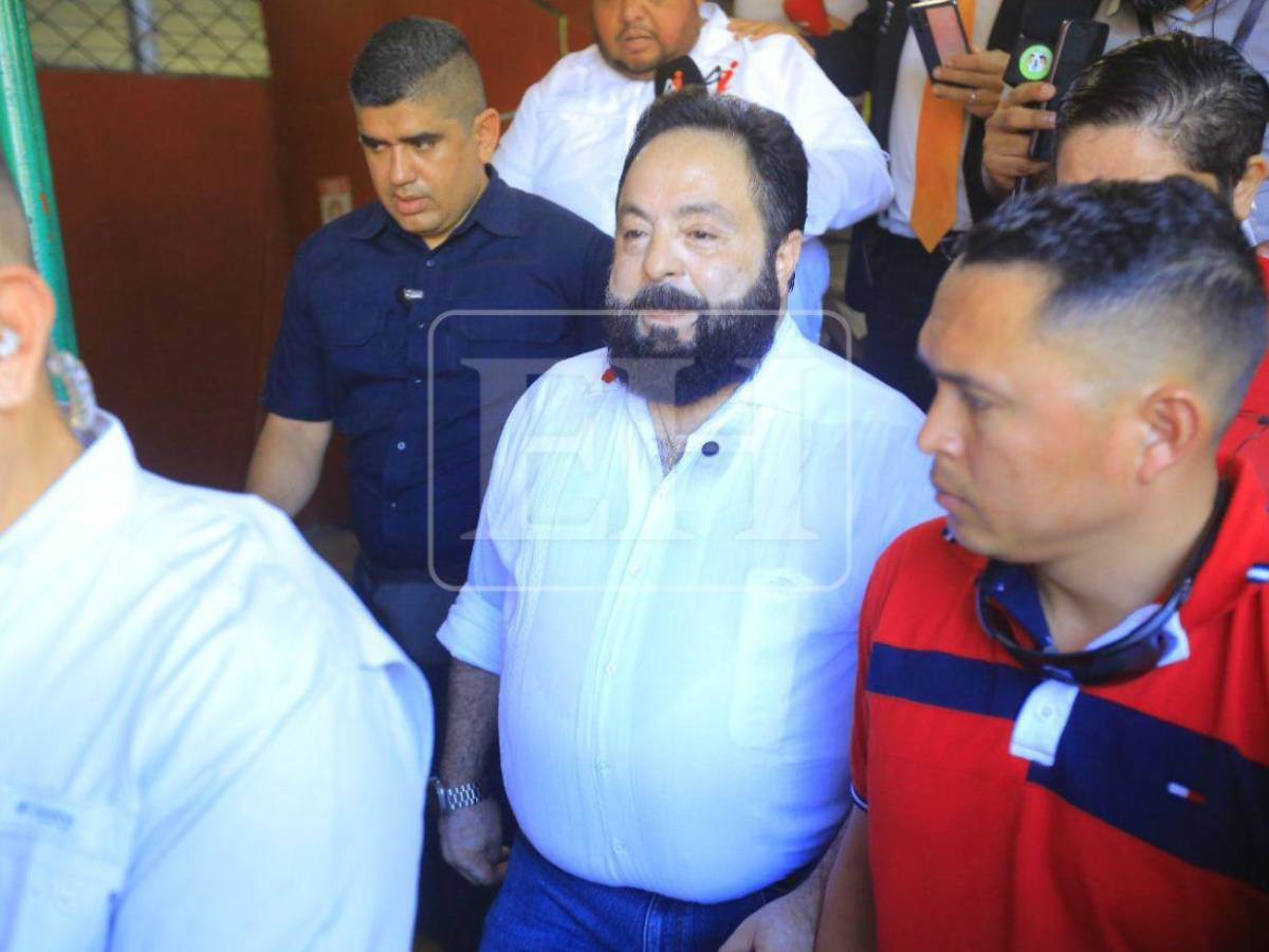 “La gente tiene derecho a hacer y decir lo que quiera”: Redondo tras abucheos en su centro de votación