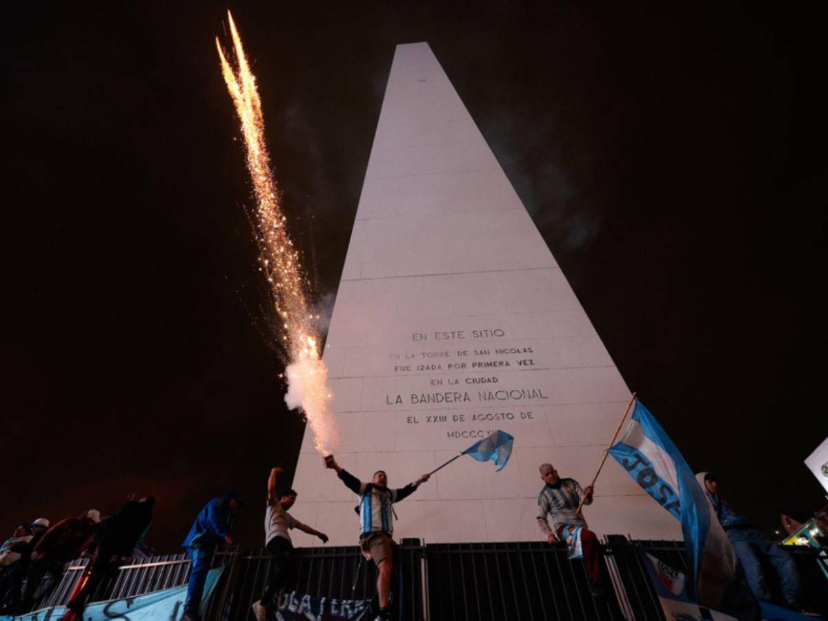 Argentinos salen a las calles a agradecer a su selección pese a la derrota ante España