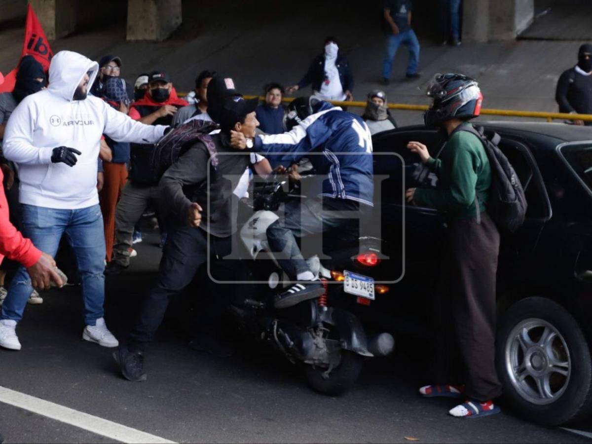 En fotos: con puñetazos y patadas, militantes de Libre atacan a motociclista cerca del CLE