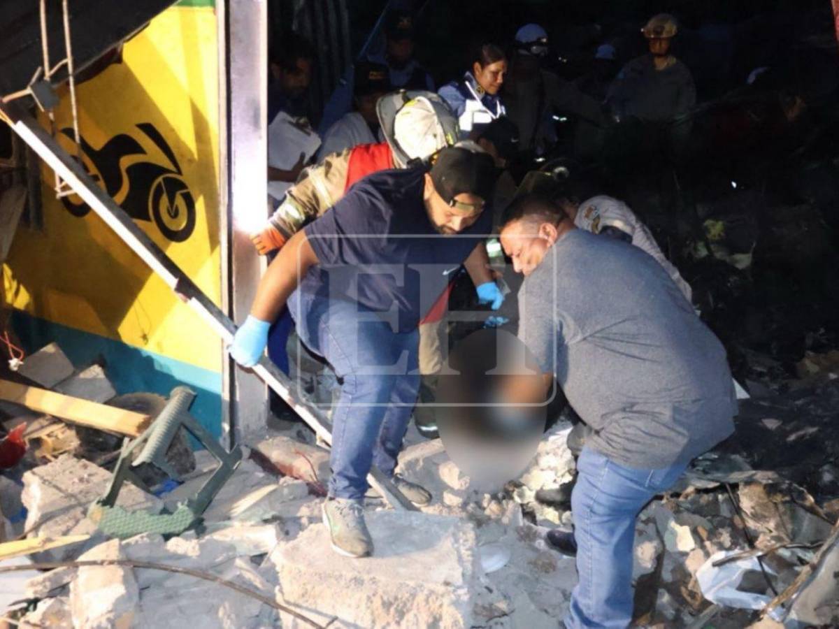 Totalmente carbonizado: Momento en que remueven el cuerpo del conductor de volqueta en Villa Nueva