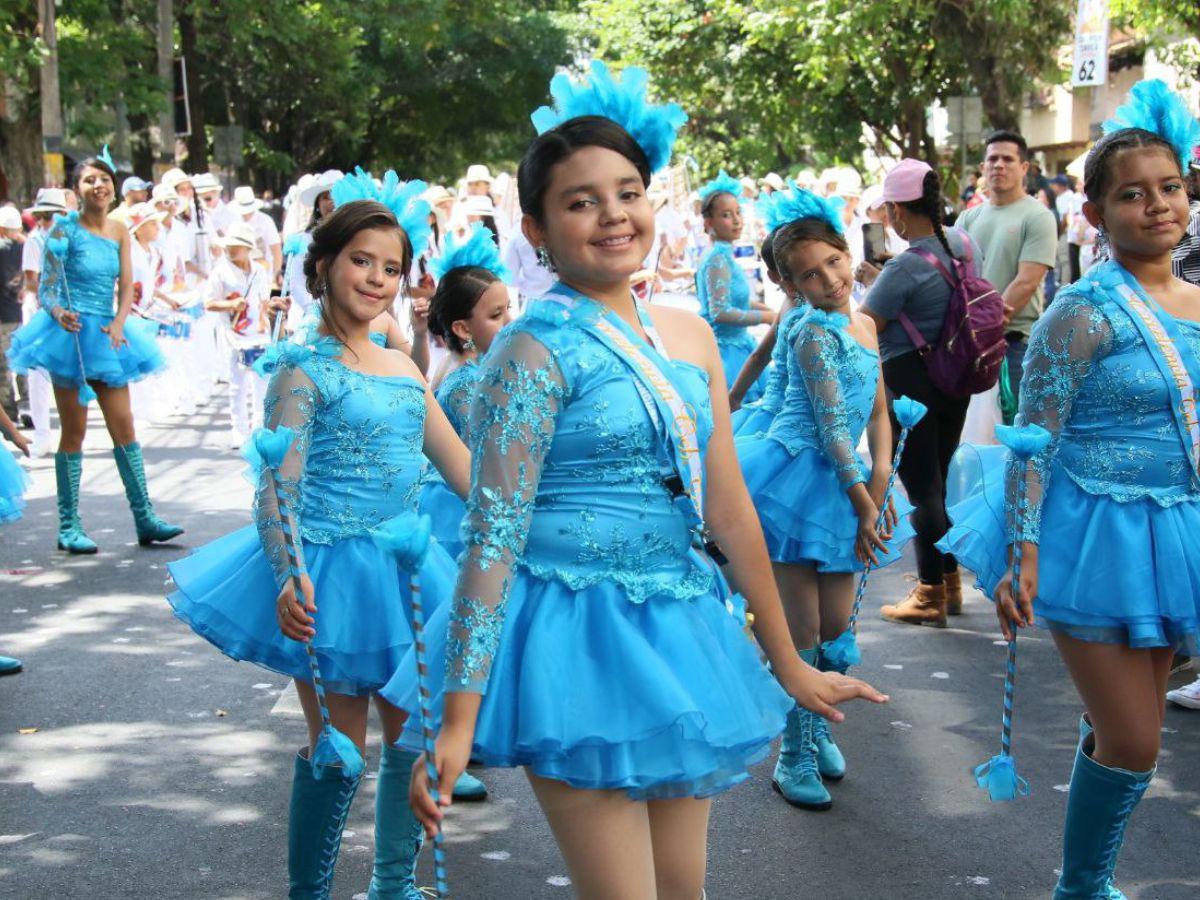 ¡Diversidad de trajes! Ellas llenaron los desfiles de color, elegancia y orgullo patrio