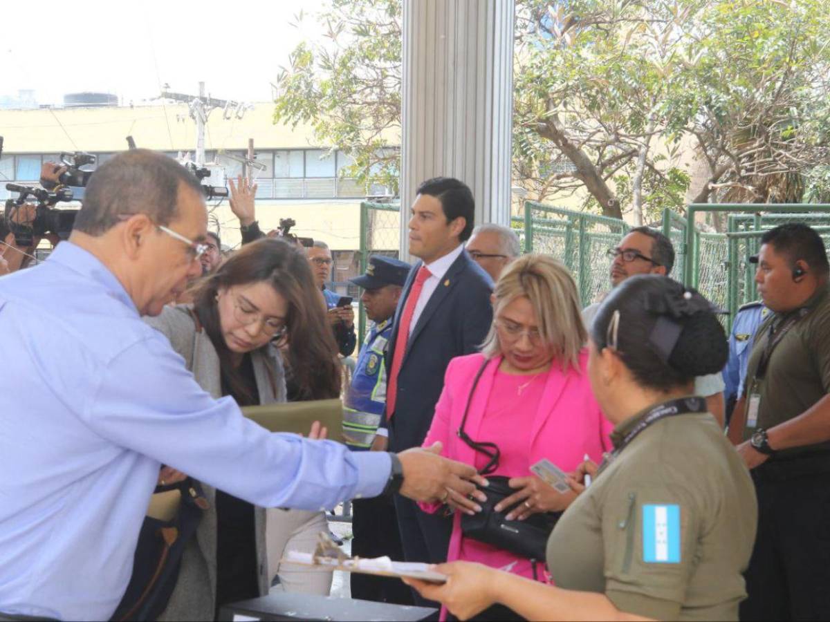 Marlon Ochoa comparece ante la comisión especial del Congreso Nacional Marlon Ochoa comparece ante la comisión especial del Congreso Nacional