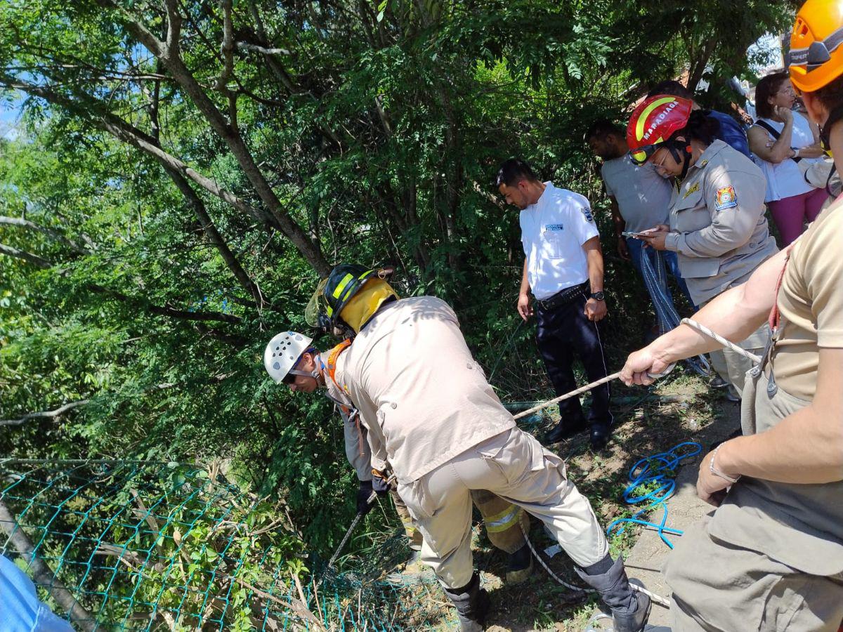 Rescatan a señora de 69 años tras caer con su vehículo a hondonada en Valle de Ángeles