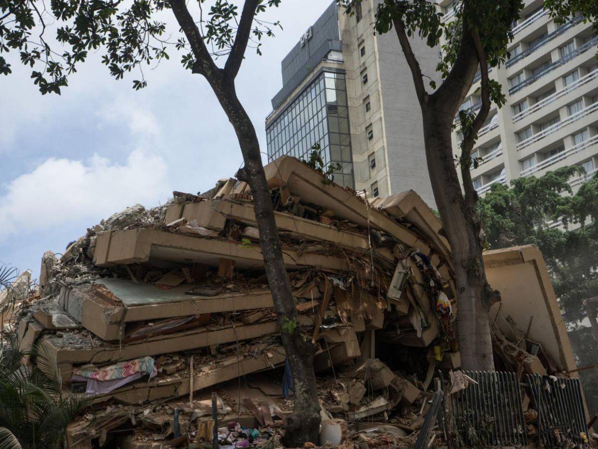 Olores de putrefacción comienzan a sentirse: cadáveres siguen bajo los escombros tras terremotos en Venezuela