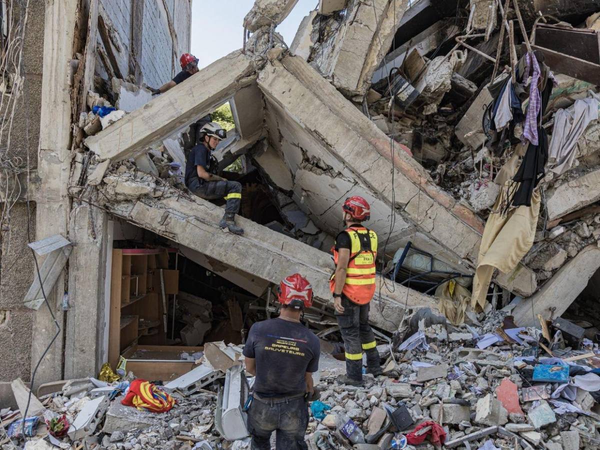 ¿Cómo es la labor de los rescatistas en Venezuela tras doble terremoto?