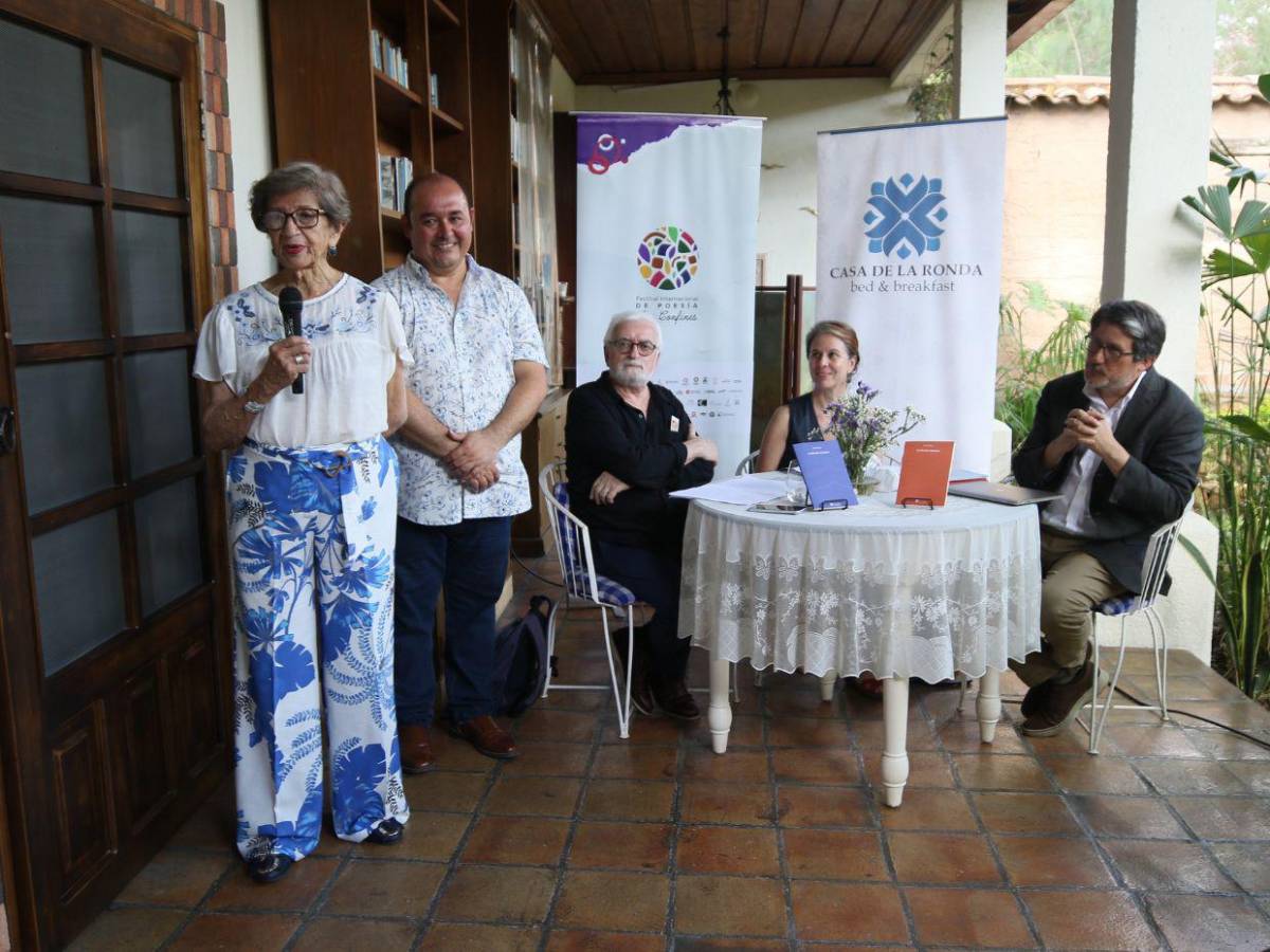 Poetas de Los Confines leen sobre el duelo, la niñez y el exilio previo a la inauguración del festival