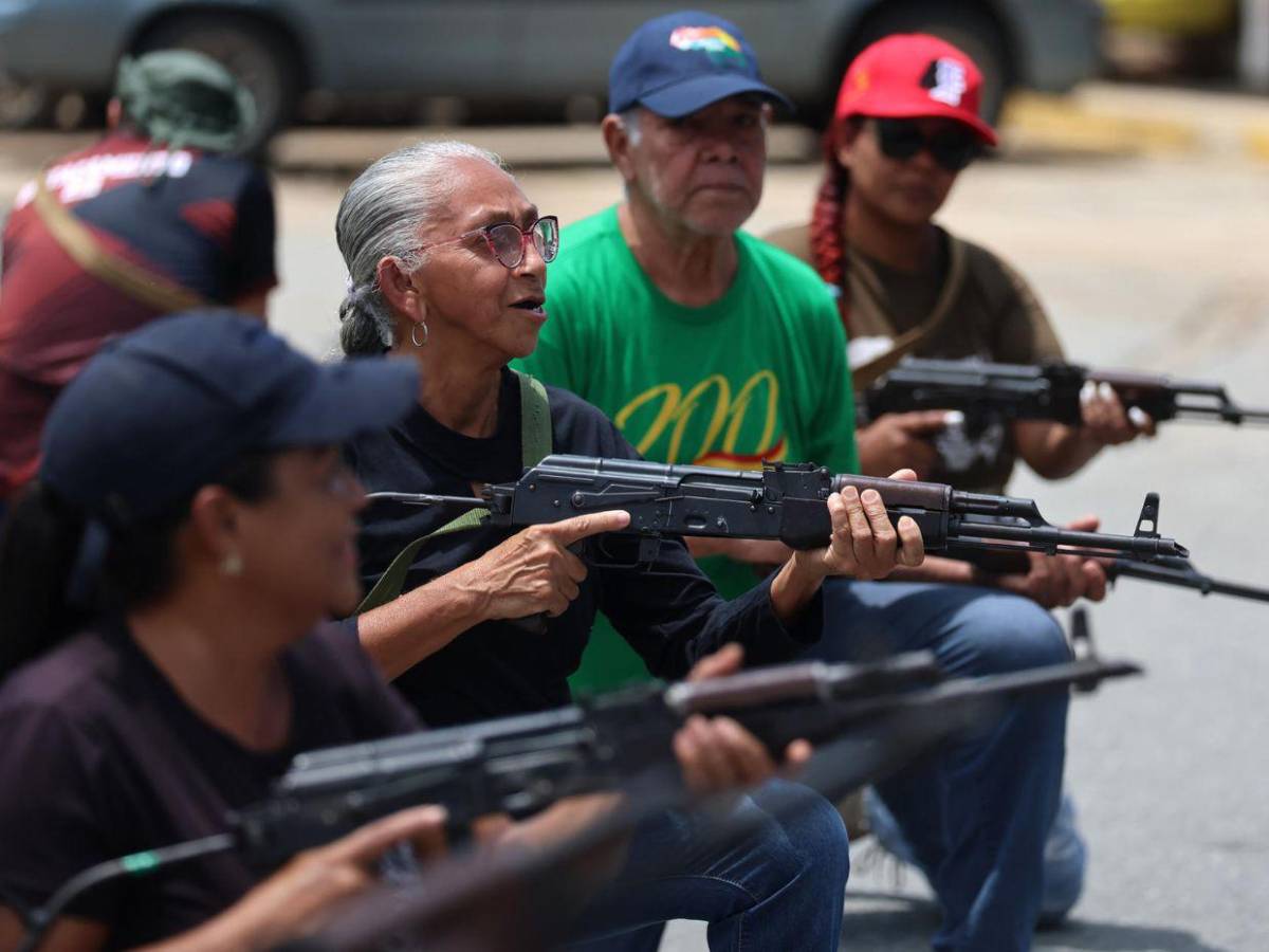 Hasta señoras aprenden a usar armas en comunidades de Caracas, Venezuela