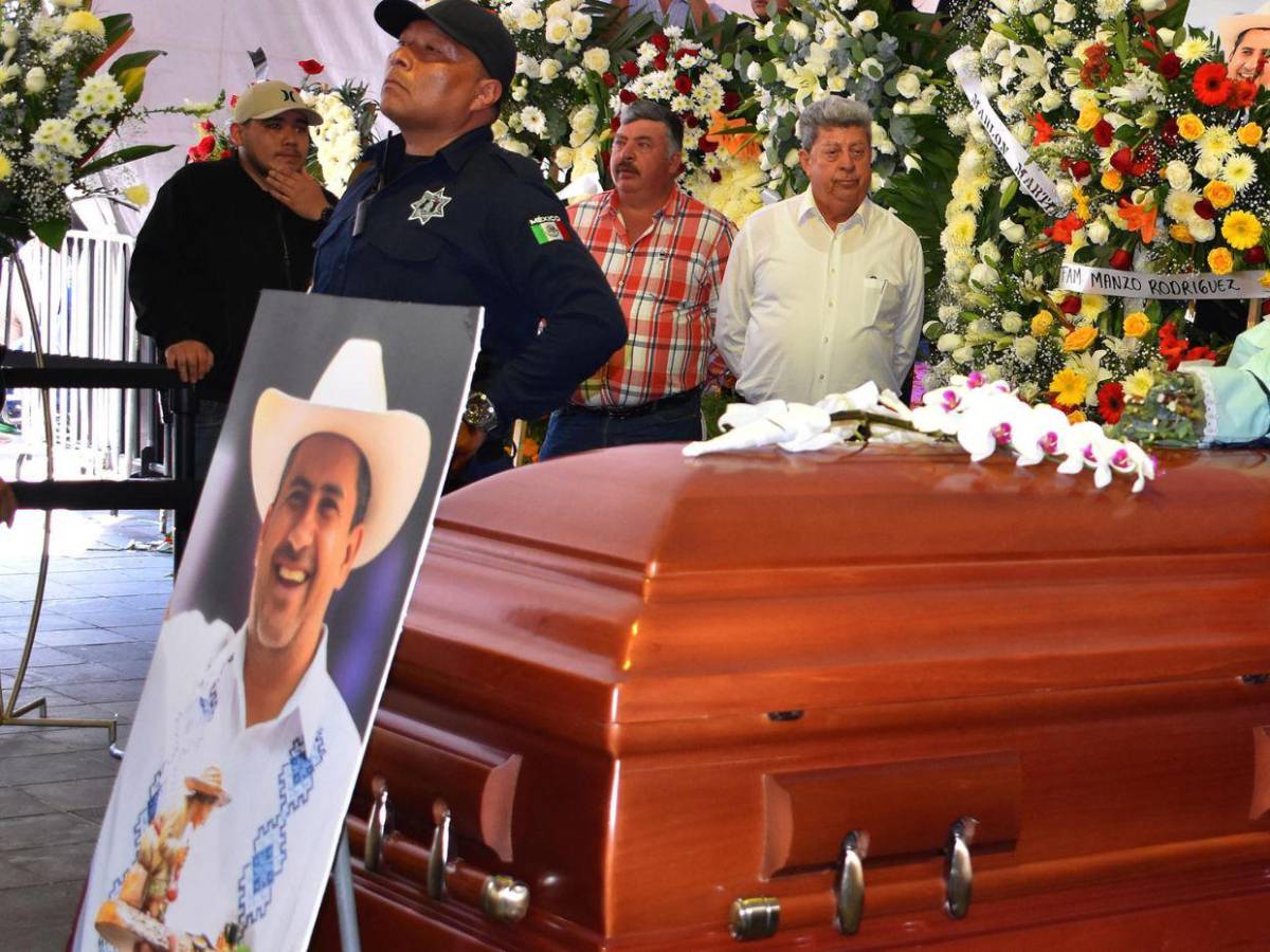 Claman justicia por asesinato de alcalde en México y exigen renuncia de Claudia Sheinbaum