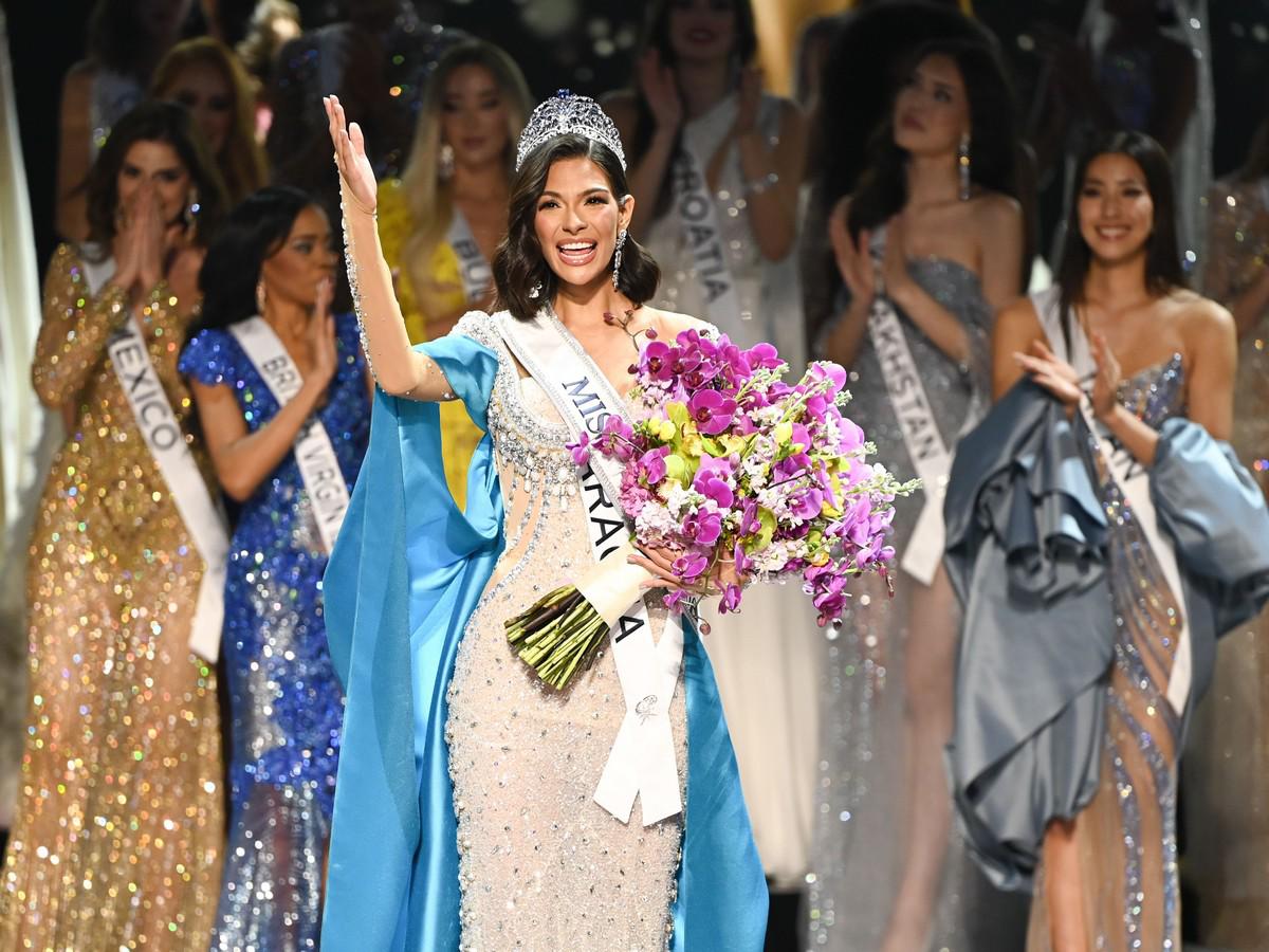 En la imagen Sheynnis Palacios, la ganadora del Miss Universo 2023, eleva su mano al cielo, agradeciendo a Dios por el triunfo.