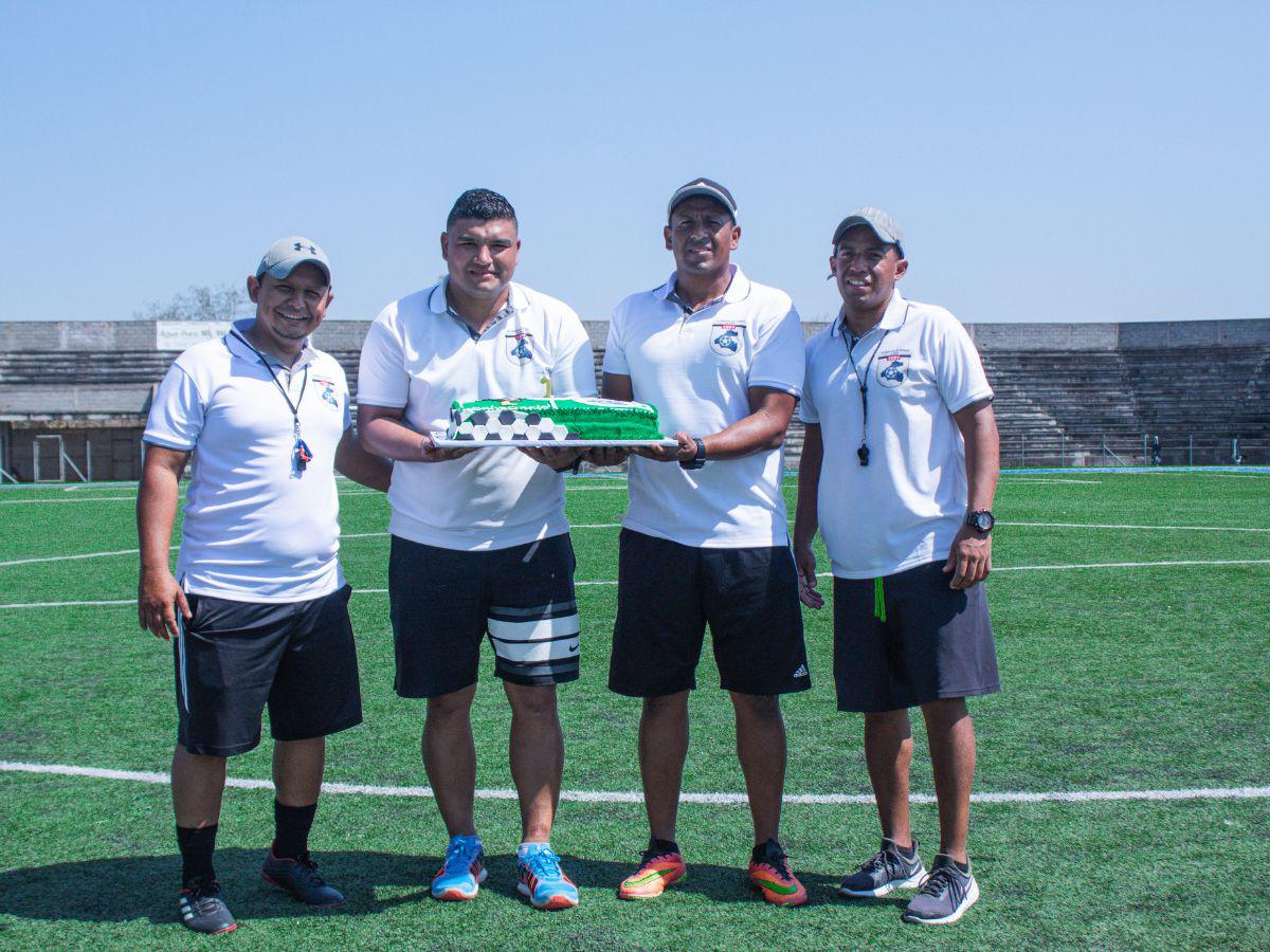 Julio Canales junto a su equipo celebrando el primer aniversario del proyecto.