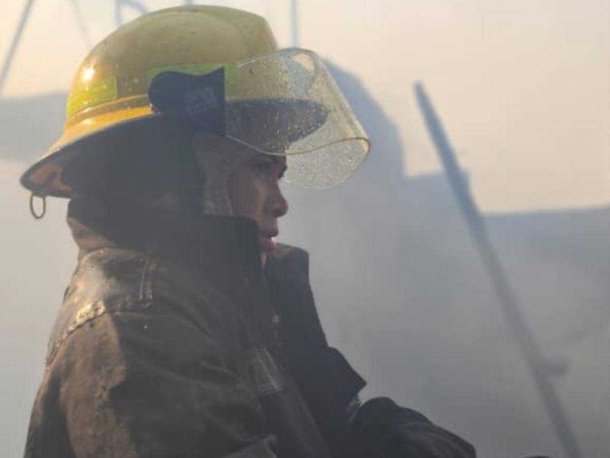 Así se contuvo el incendio que arrasó una vivienda y afectó otra en la capital