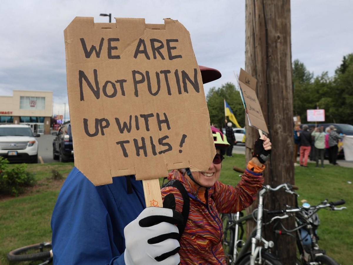 Entre alfombra roja y carteles de rechazo: así fue recibido Putin en Alaska