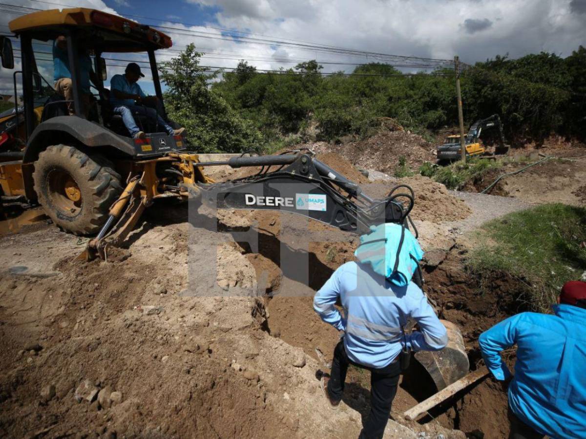 Avanzan obras en la colonia Reynel Fúnez ante socavón por colapso de caja puente