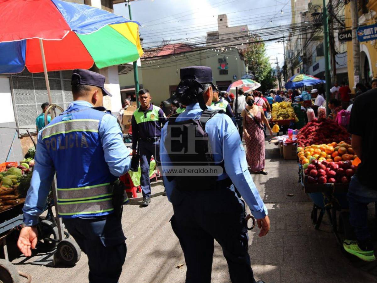Paseo Liquidámbar: lleno de comerciantes y compradores en esta temporada navideña